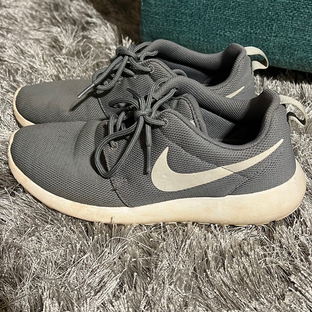 Hardly worn Nike shoes, no tears.